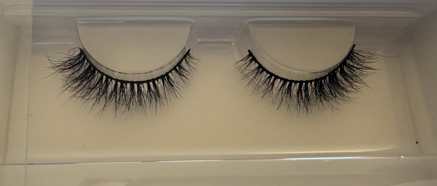 CHOSE BEAUTY LASHES IN THE STYLE “TREY” 💙